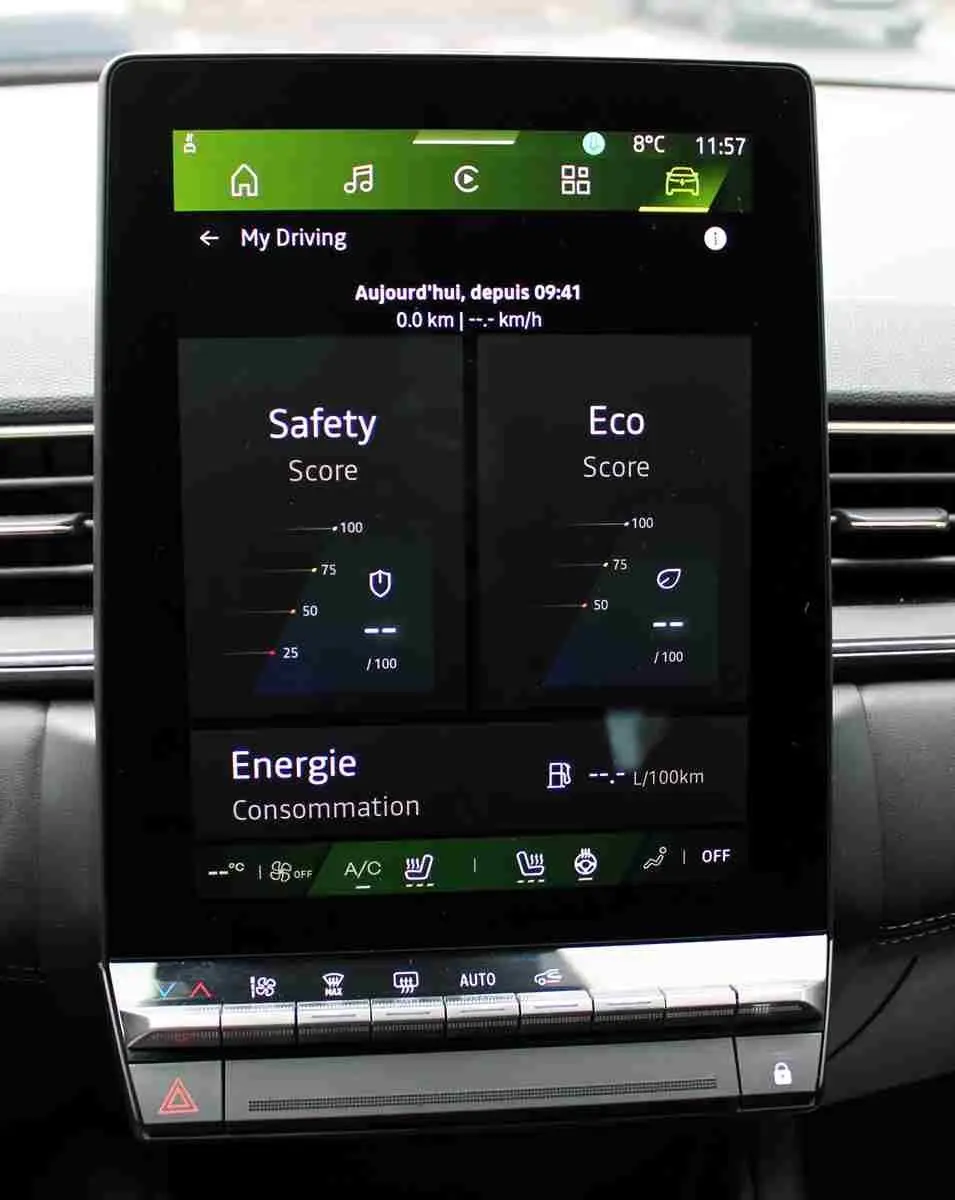 Écran tactile central du tableau de bord de la Renault Symbioz 2025, affichant scores Safety et Eco, intérieur noir.