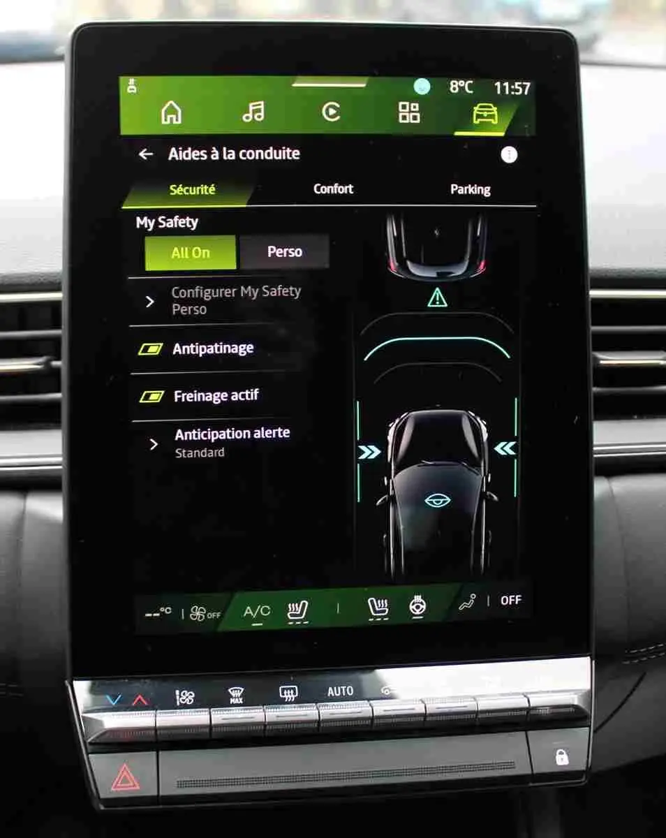 Écran tactile central du Renault Symbioz 2025 montrant les aides à la conduite avec interface en mode sécurité.