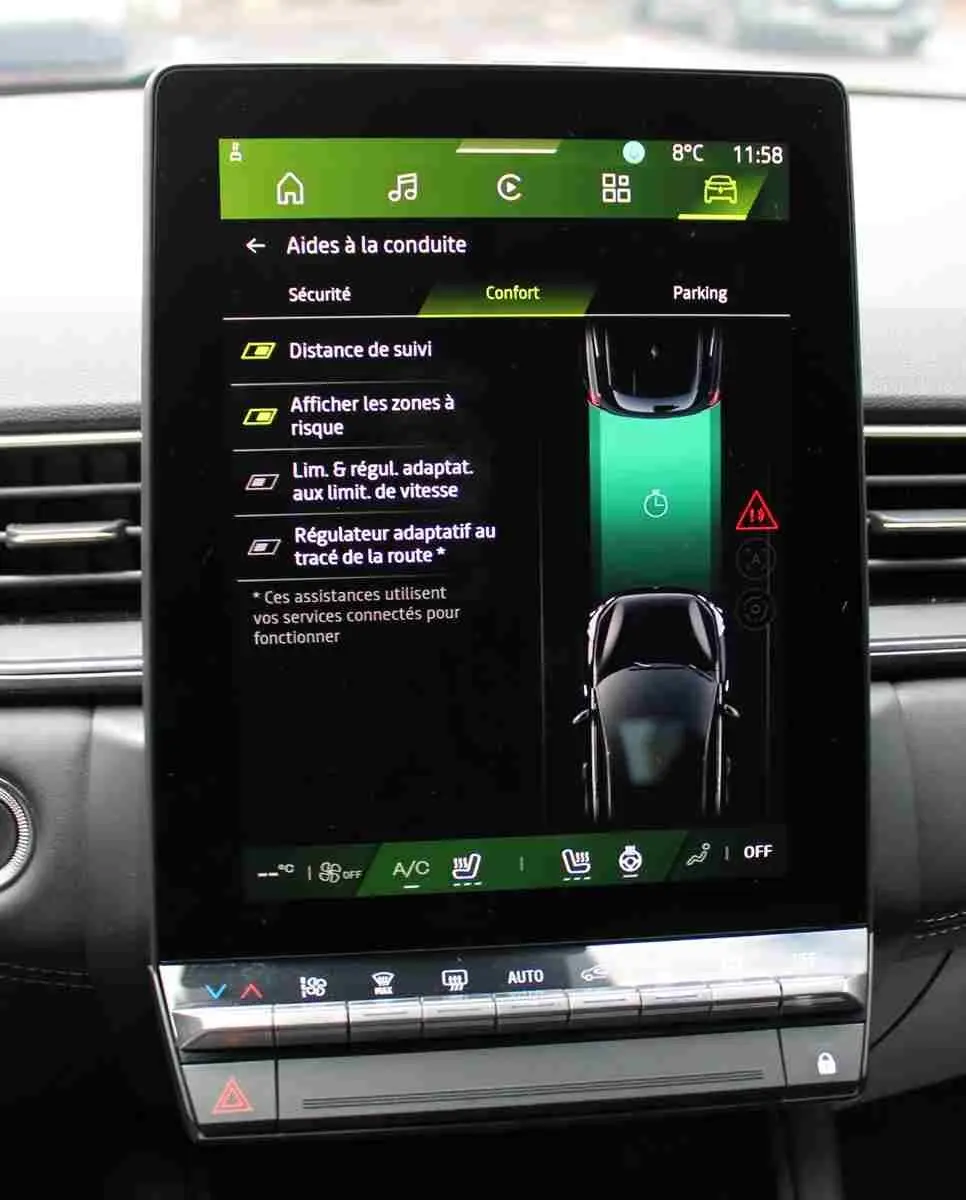 Écran tactile central du Renault Symbioz 2025 affichant les aides à la conduite avec interface moderne et commandes climatisation.