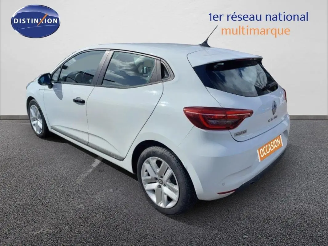 Renault Clio V SCe 65 Business blanche vue 3/4 arrière droit, avec feux arrière LED et jantes alliage visibles.