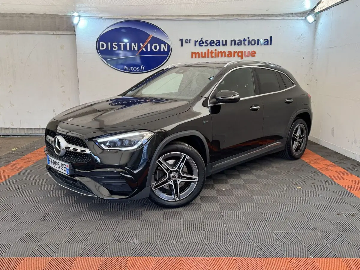 Mercedes GLA 250 e AMG Line noir en 3/4 avant droit, avec jantes alliage et phares LED ellipsoïdaux visibles.
