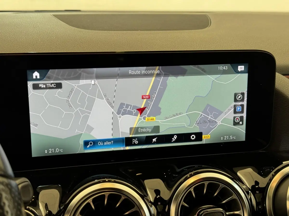 Écran tactile de navigation 10,3 pouces du tableau de bord du Mercedes GLA 250 e AMG Line noir, vue intérieure frontale.