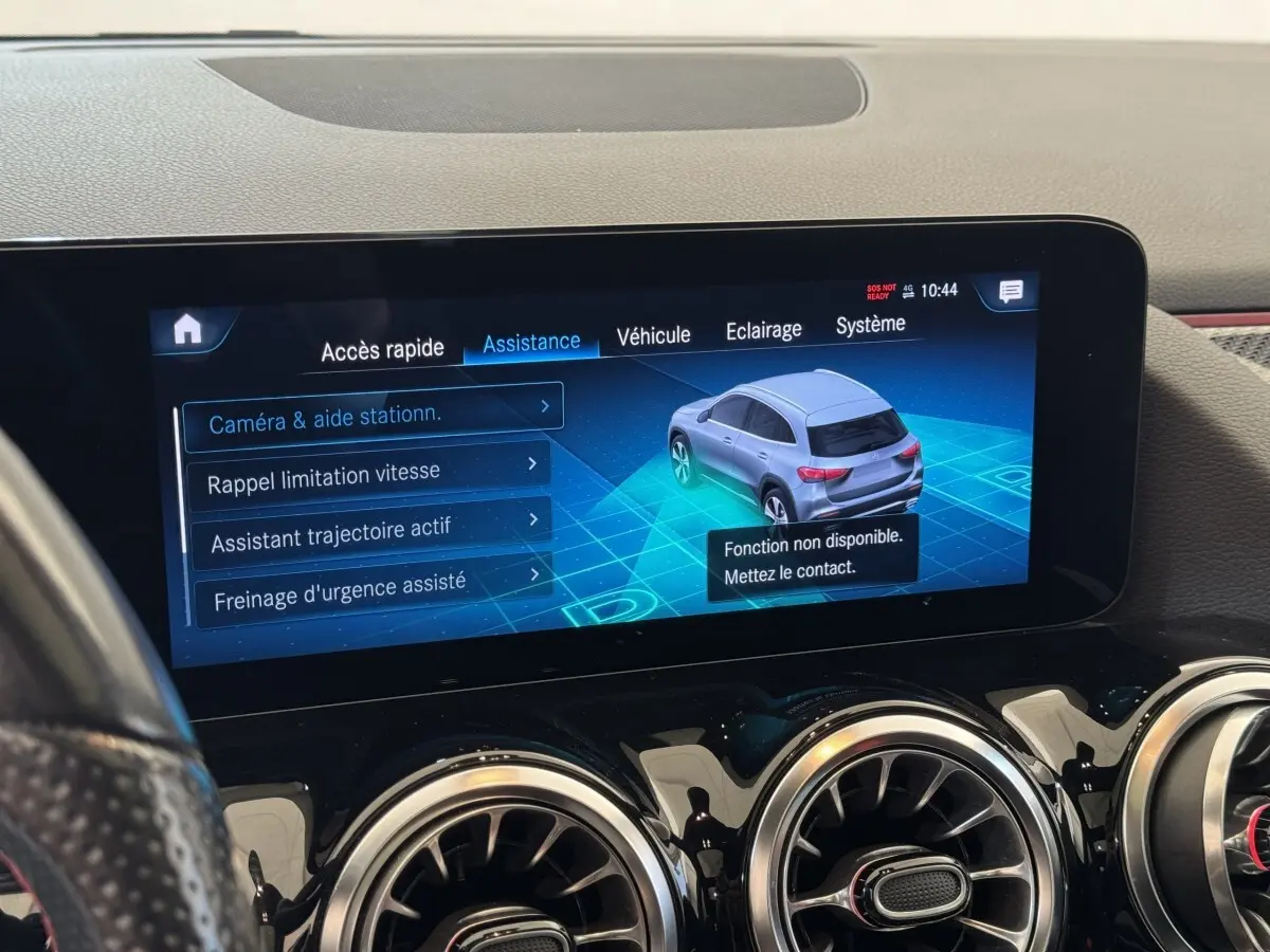 Écran tactile intérieur montrant l'assistance au stationnement avec une vue 3D du Mercedes GLA gris côté arrière droit.