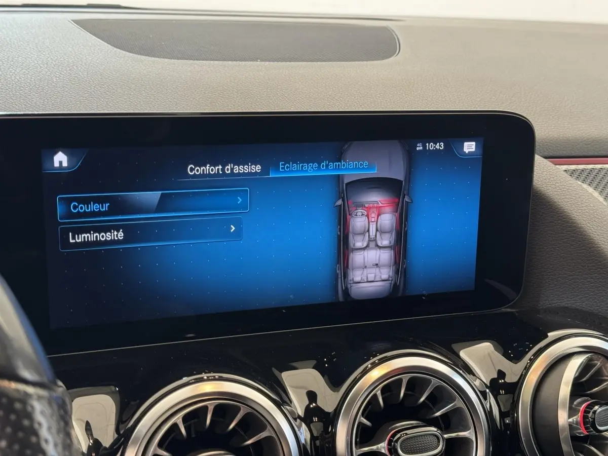 Écran tactile intérieur du Mercedes GLA 250 e AMG Line 2021 montrant le réglage de l’éclairage d’ambiance.