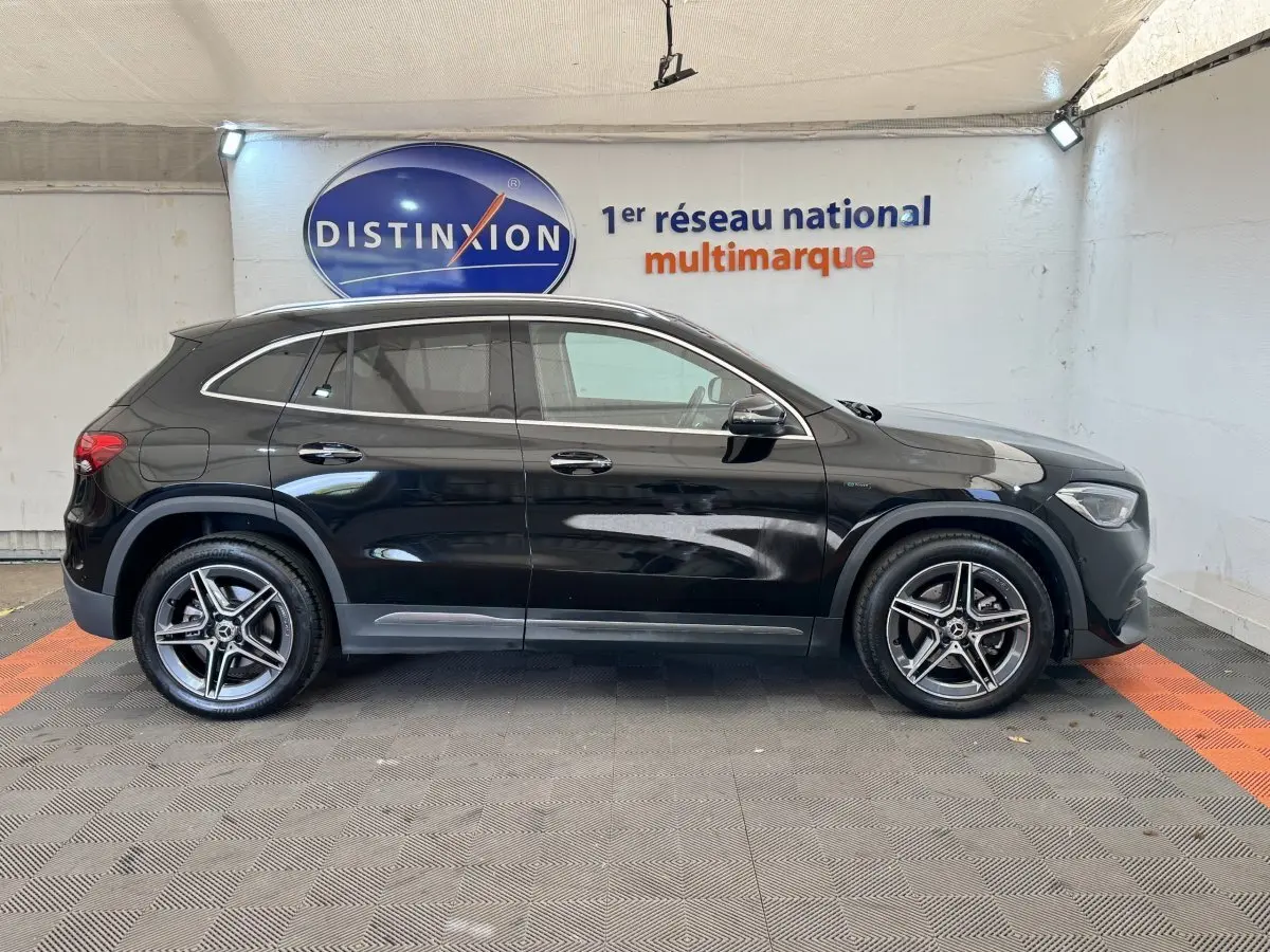 Vue de profil côté gauche d'un Mercedes GLA 250 e AMG Line noir avec jantes alliage et toit panoramique.
