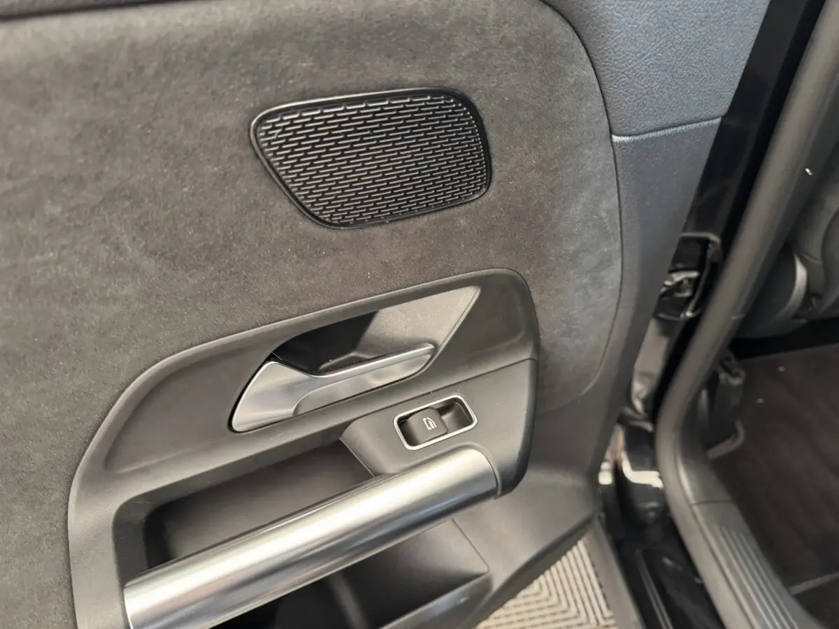 Détail de la porte arrière droite noire du Mercedes GLA 250 e AMG Line 2021, avec poignée argentée et bouton de vitre électrique.