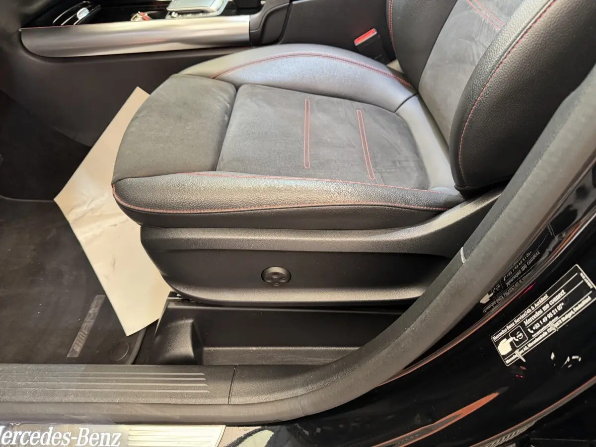 Gros plan sur le siège avant droit noir avec surpiqûres rouges d’un Mercedes GLA 250 e AMG Line 2021.