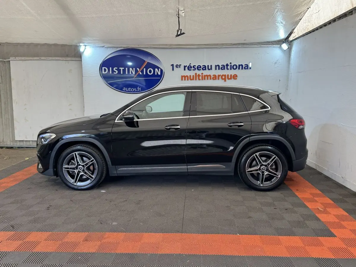 Vue de profil côté gauche d’un Mercedes GLA 250 e AMG Line noir, avec jantes alliage et toit panoramique visible.