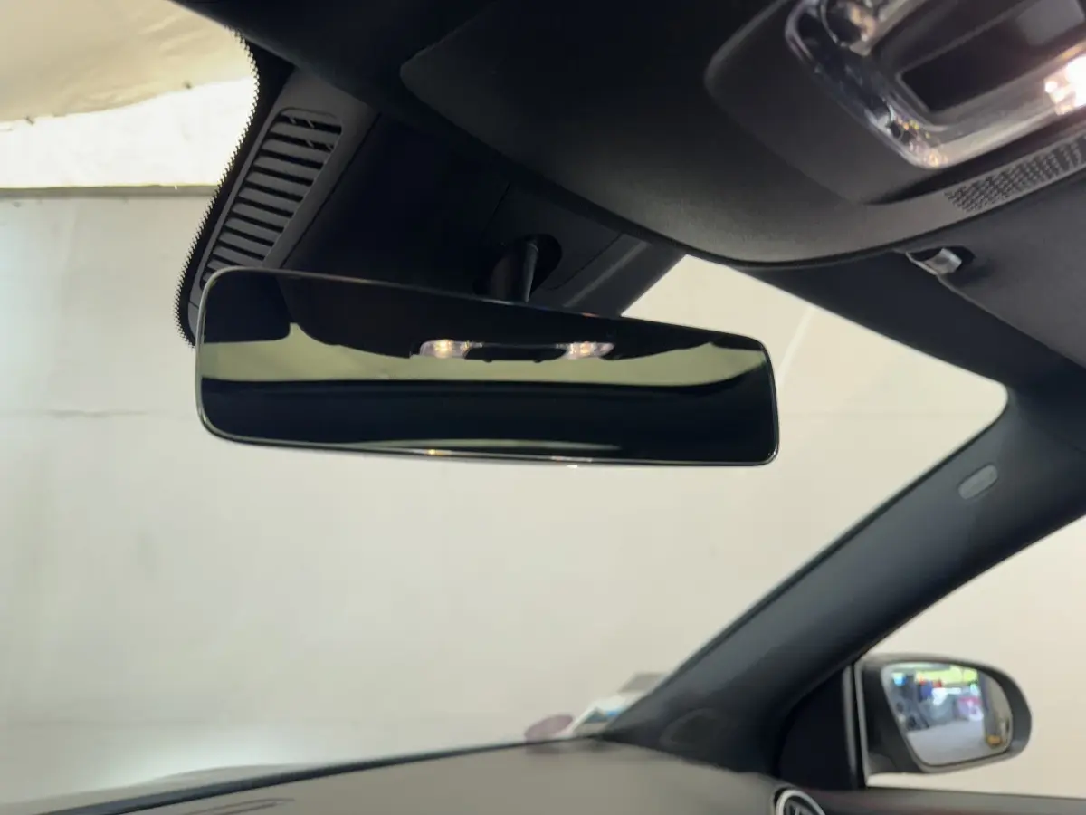 Rétroviseur intérieur noir de Mercedes GLA 250 e AMG Line 2021, avec vue partielle sur rétroviseur extérieur droit.