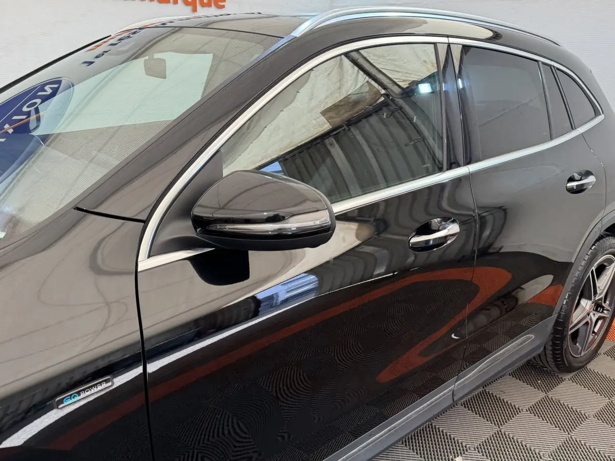 Vue côté gauche du Mercedes GLA 250 e AMG Line noir avec rétroviseur et badge EQ Power visibles.