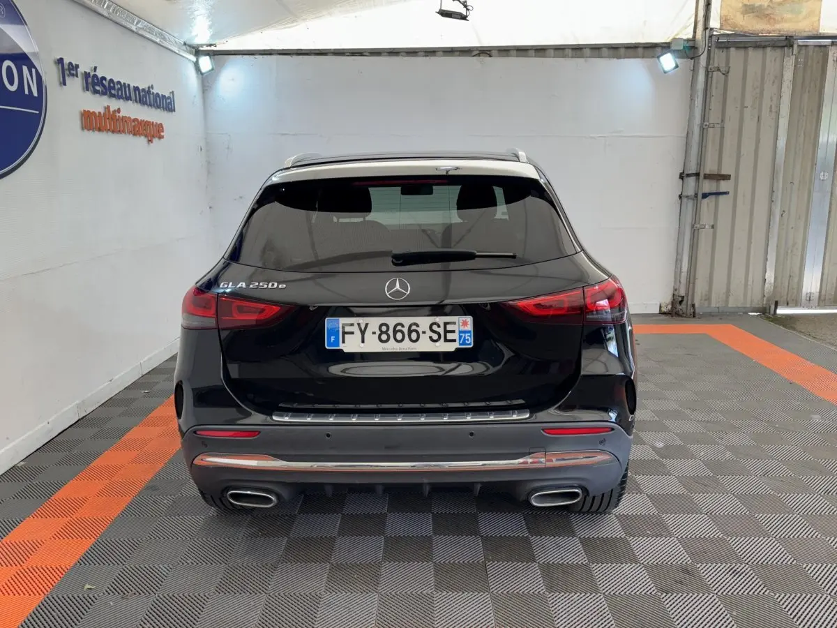 Vue arrière d'un Mercedes GLA 250e AMG Line noir, avec feux LED et double sortie d'échappement chromée.