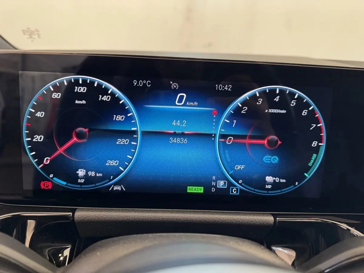 Tableau de bord numérique du Mercedes GLA 250 e AMG Line 2021 affichant vitesse, compte-tours et autonomie.