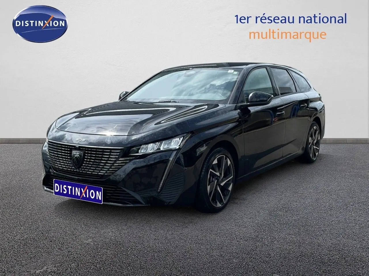 Peugeot 308 SW Hybrid 145ch noir métal vue 3/4 avant droit, avec calandre distinctive et jantes stylées.