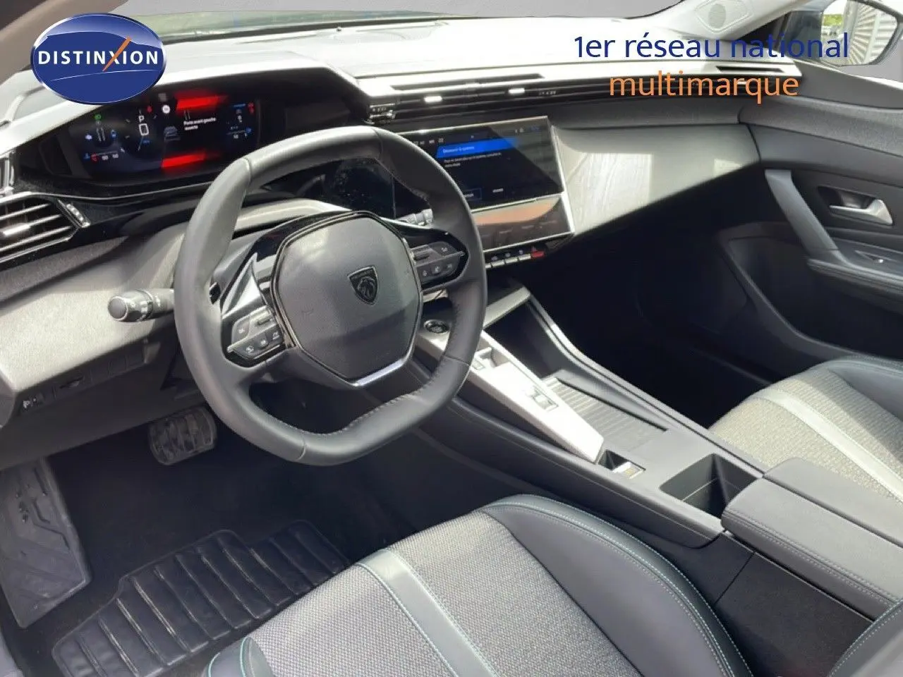 Vue intérieure côté conducteur du Peugeot 308 SW Hybrid 2025, volant cuir noir et tableau de bord digital moderne.