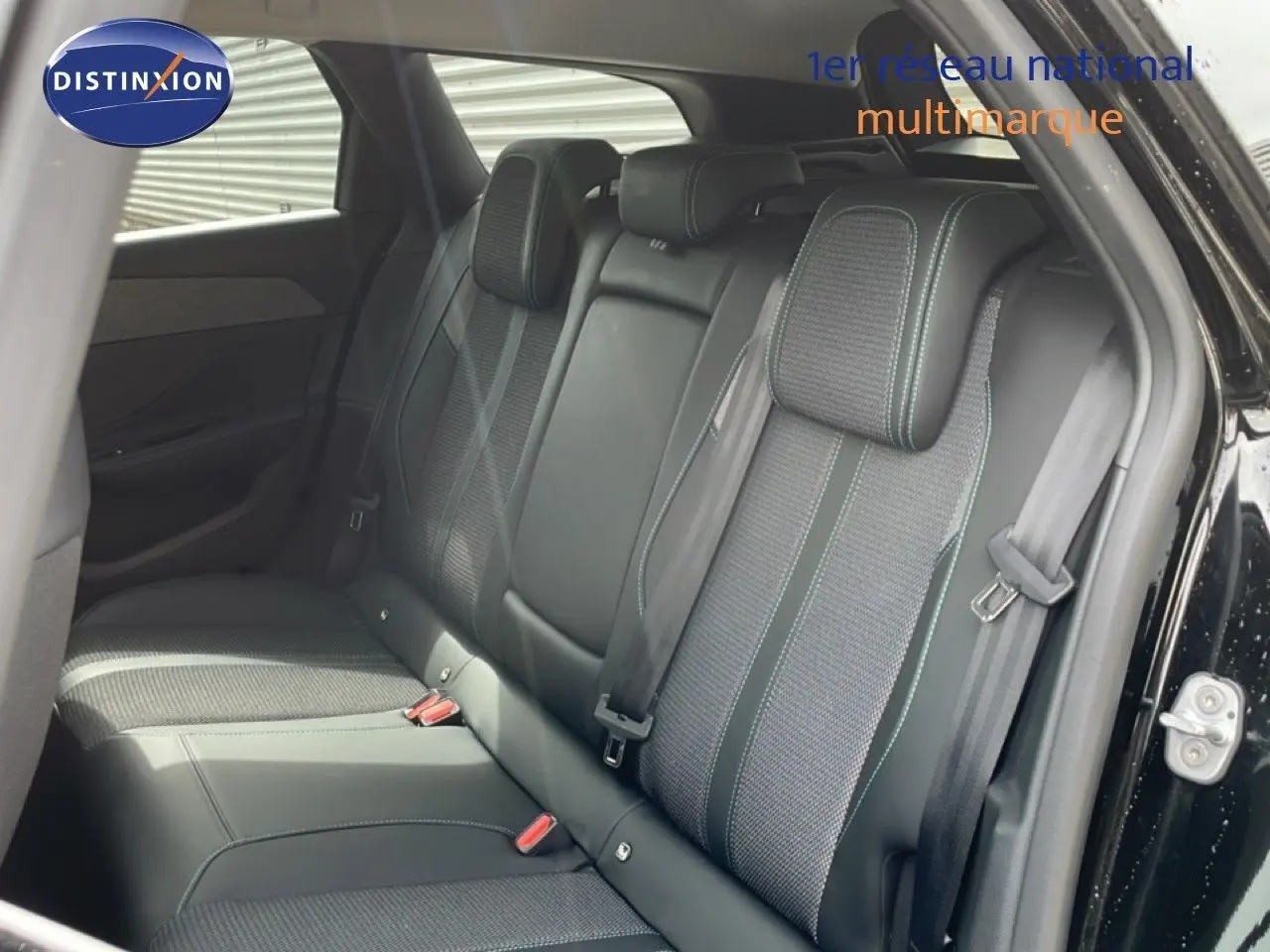 Vue intérieure du siège arrière côté droit d'une Peugeot 308 SW noir métal, avec sellerie tissu et cuir gris noir.