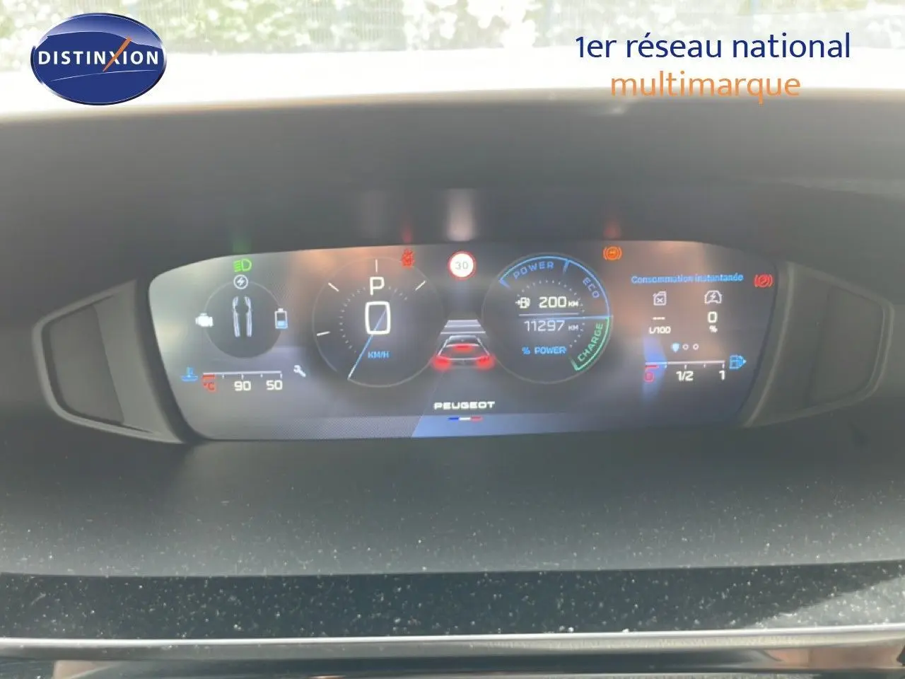 Tableau de bord numérique du Peugeot 308 SW Hybrid 2025 affichant vitesse, autonomie et consommation instantanée.