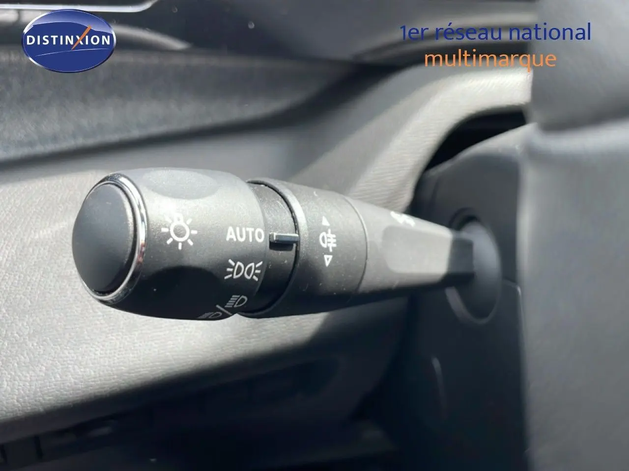 Gros plan sur la commande des feux du PEUGEOT 308 SW HYBRID 145CH e-DCS6 ALLURE, intérieur noir.