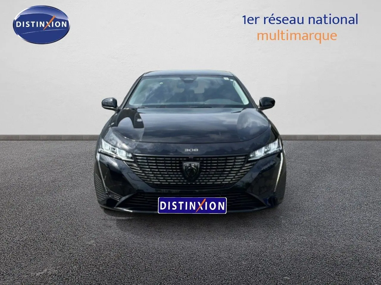 Vue frontale d'une Peugeot 308 SW Hybrid 145ch Allure noire métal, avec calandre distinctive et phares LED fins.