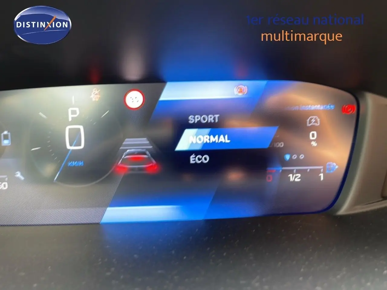 Tableau de bord numérique de Peugeot 308 SW noir métal, affichant modes de conduite Sport, Normal et Éco en vue frontale.
