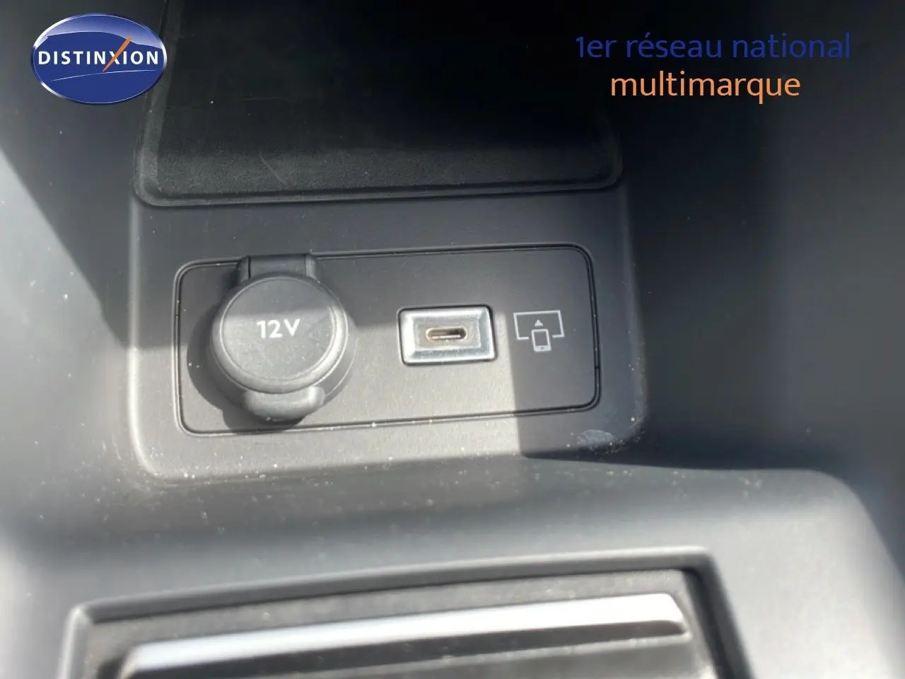 Prise 12V et port USB-C en gros plan dans l'habitacle de la Peugeot 308 SW noir métal, version 2025.