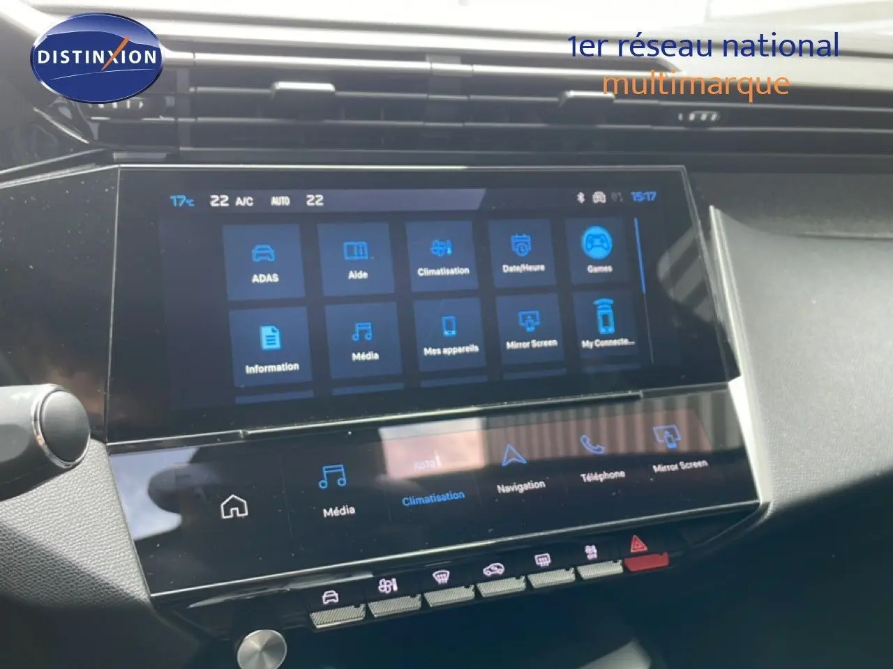 Vue rapprochée de l'écran tactile central du tableau de bord de la Peugeot 308 SW Hybrid 2025, intérieur noir.