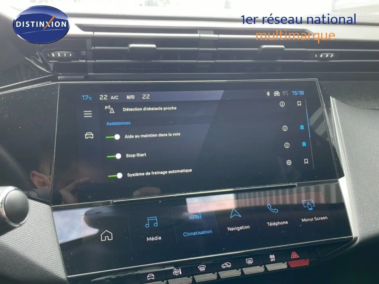 Écran tactile central de la Peugeot 308 SW Hybrid 2025 montrant les options d’assistance à la conduite et climatisation.
