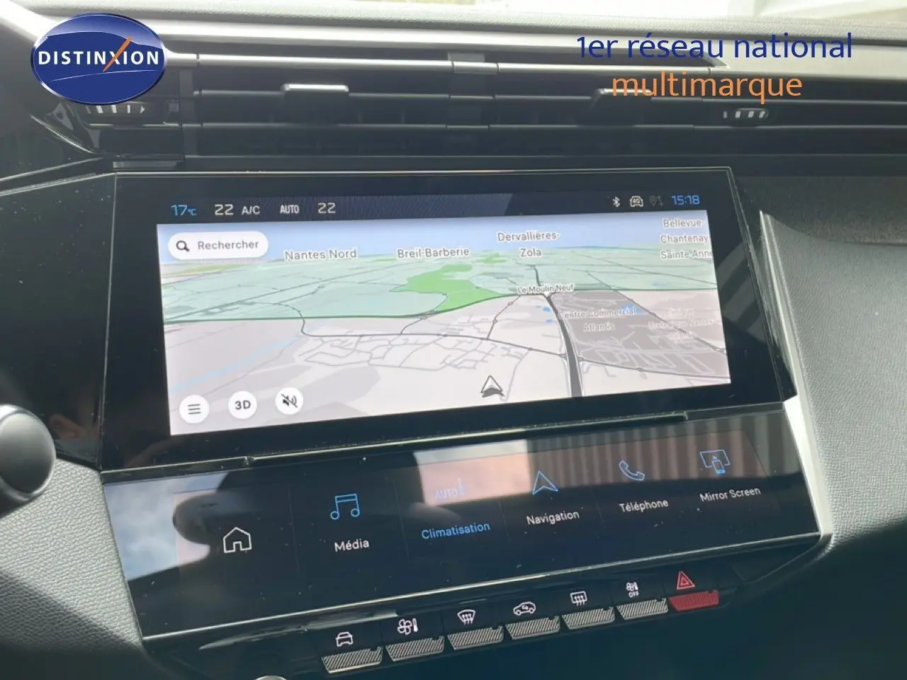 Vue rapprochée de l’écran tactile central noir du Peugeot 308 SW Hybrid 145ch, affichant la navigation GPS.