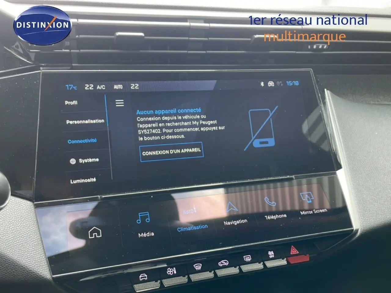 Vue rapprochée de l’écran tactile central du tableau de bord du Peugeot 308 SW noir métal, affichant les options de connectivité.