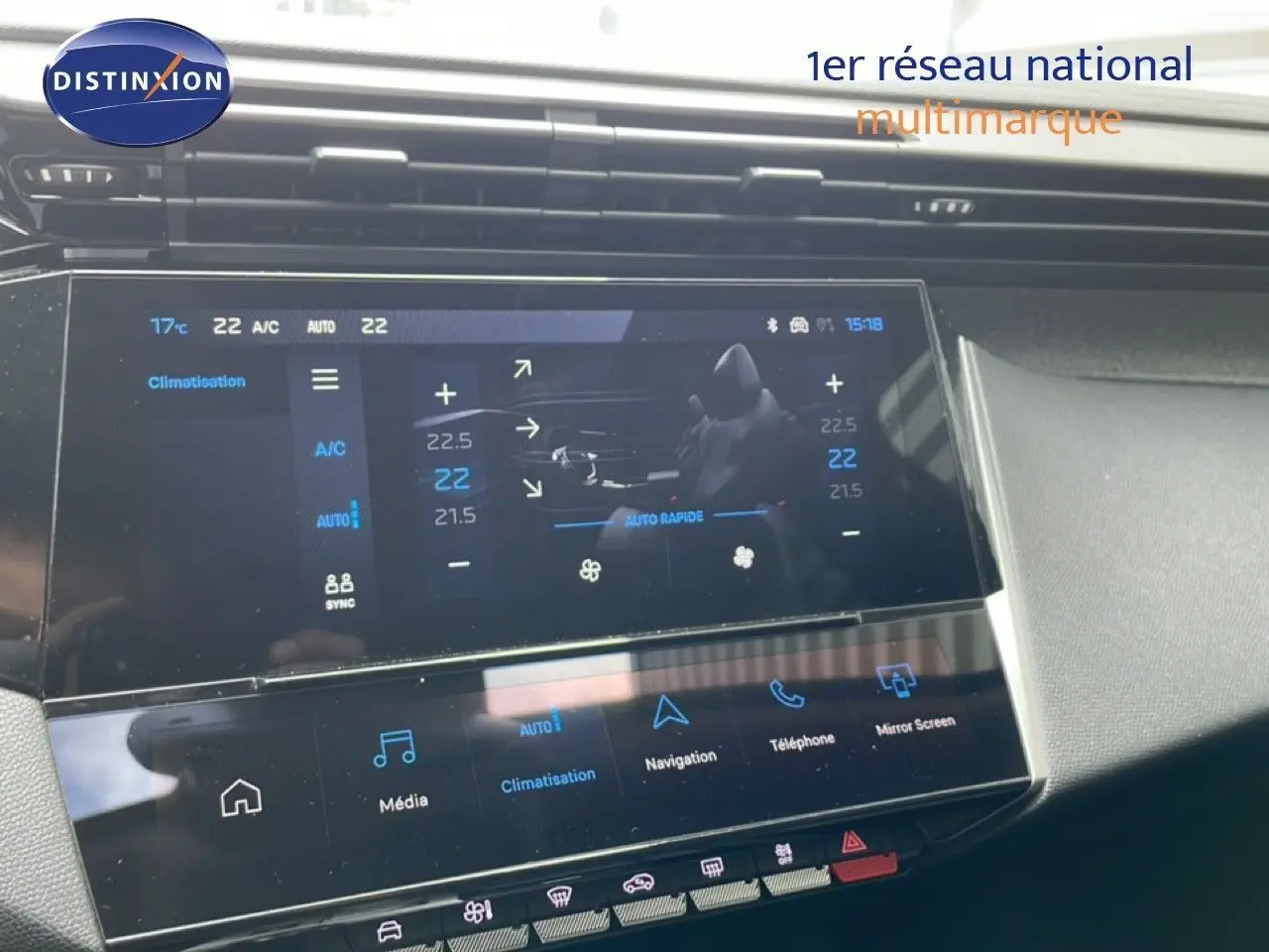 Écran tactile central de la Peugeot 308 SW Hybrid 2025 affichant les réglages de climatisation, vue intérieure.
