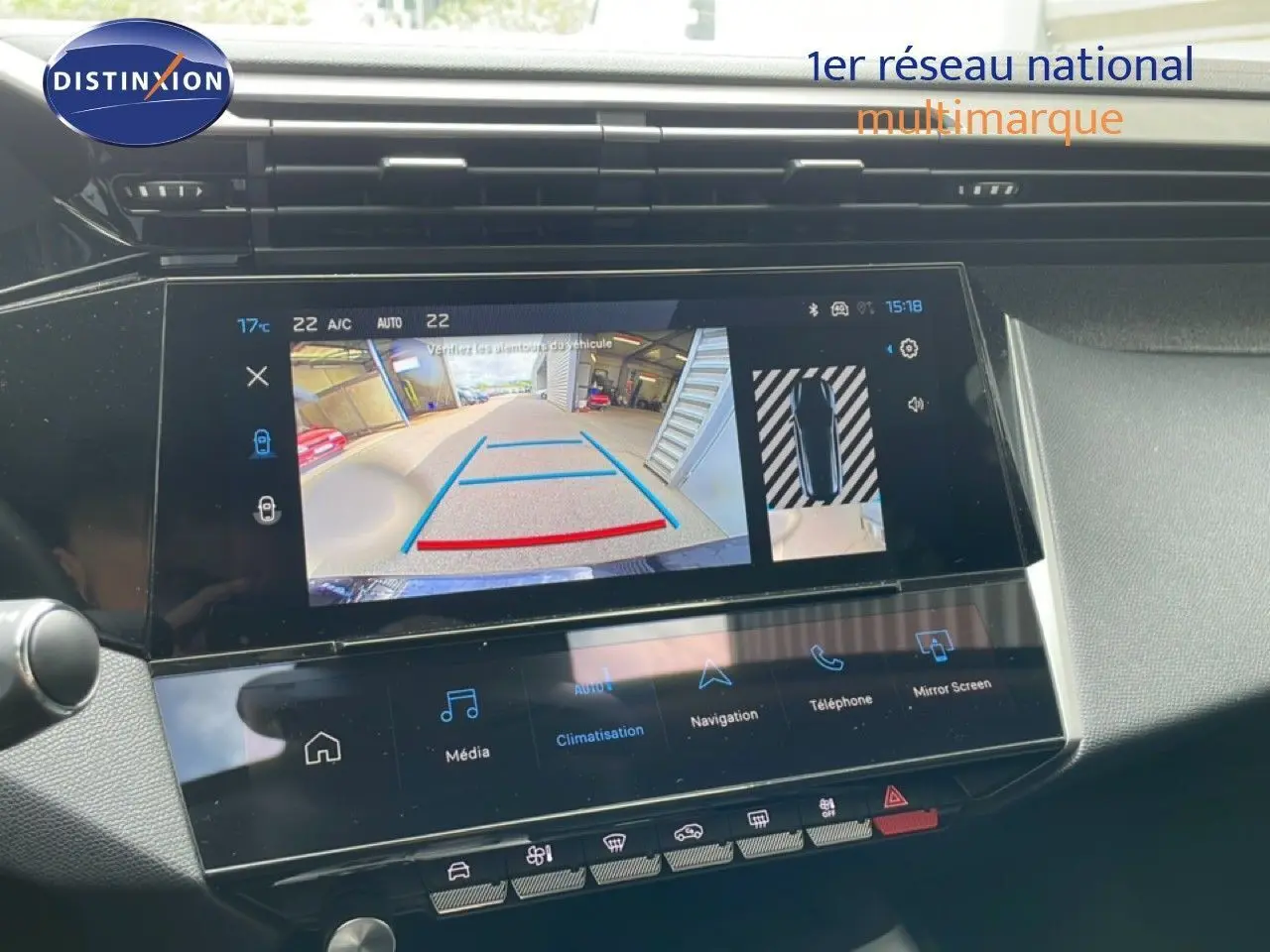 Écran tactile central affichant la caméra de recul et l’aide au stationnement dans l’habitacle d’une Peugeot 308 SW noire.
