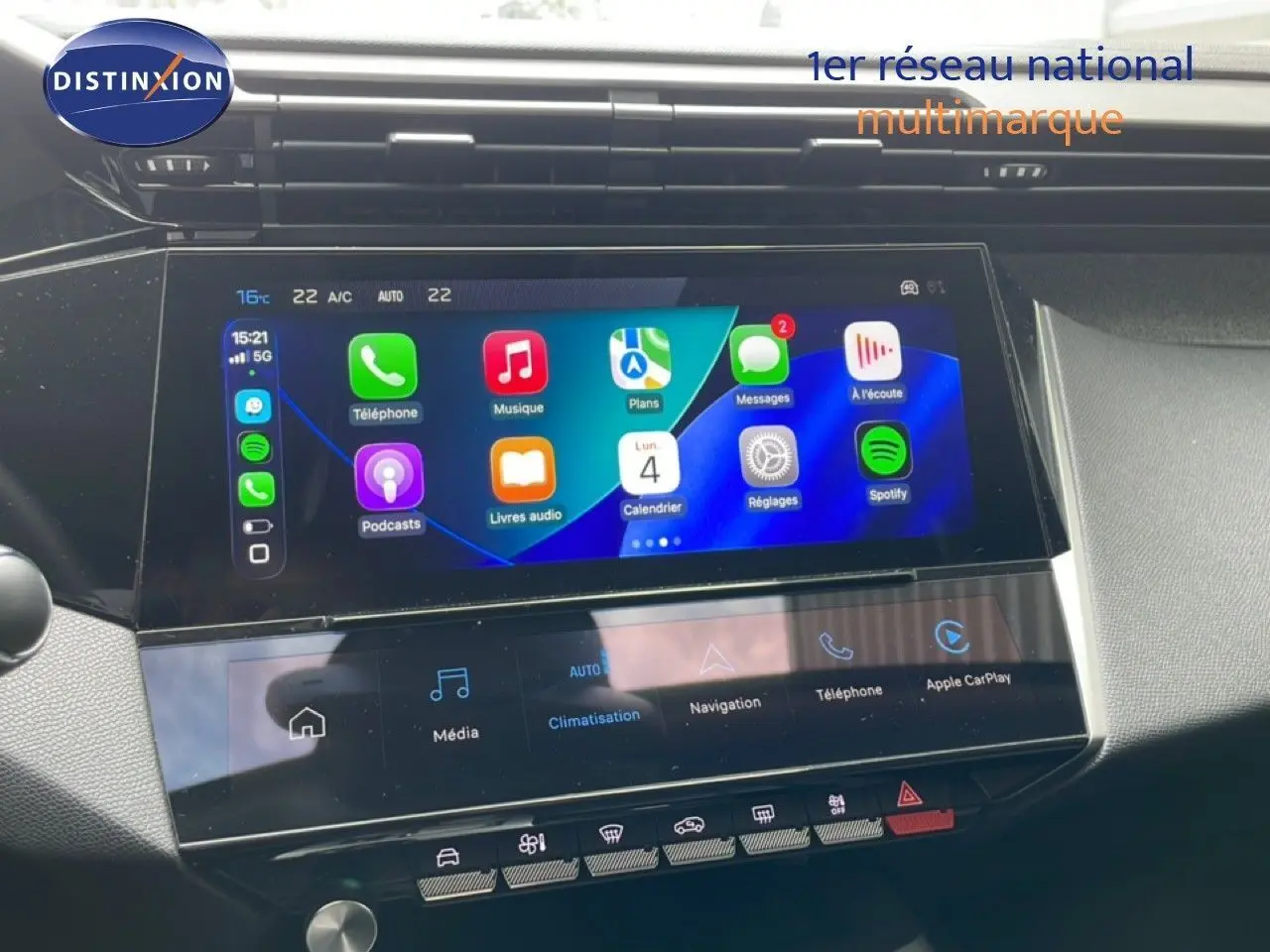 Vue rapprochée de l’écran tactile central du Peugeot 308 SW noir métal, affichant les applications multimédia et navigation.