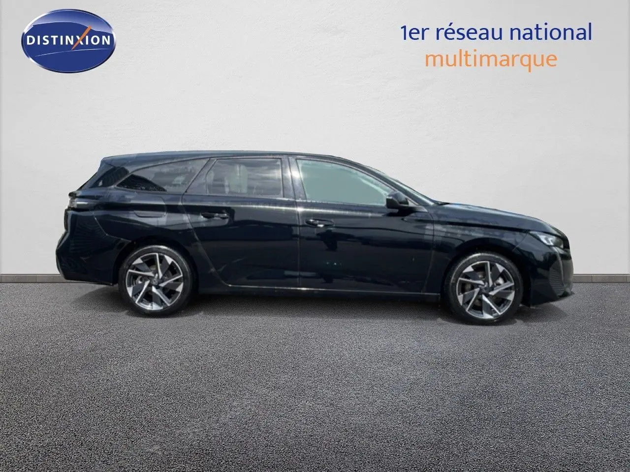 Peugeot 308 SW noir métal vue de profil côté gauche sur fond clair, avec jantes alliage et lignes élégantes.