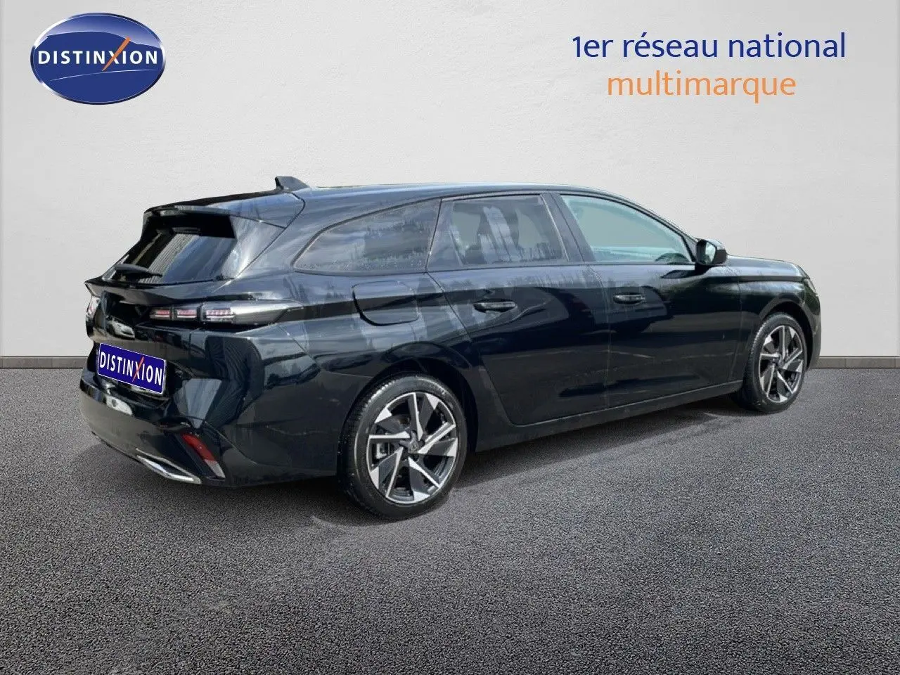 Peugeot 308 SW noir métal vue de profil droit, soulignant ses lignes élégantes et ses jantes alliage modernes.