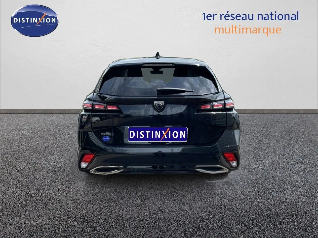 Vue arrière d'une Peugeot 308 SW Hybrid noire métal 2025 avec feux LED et double sortie d'échappement intégrée.