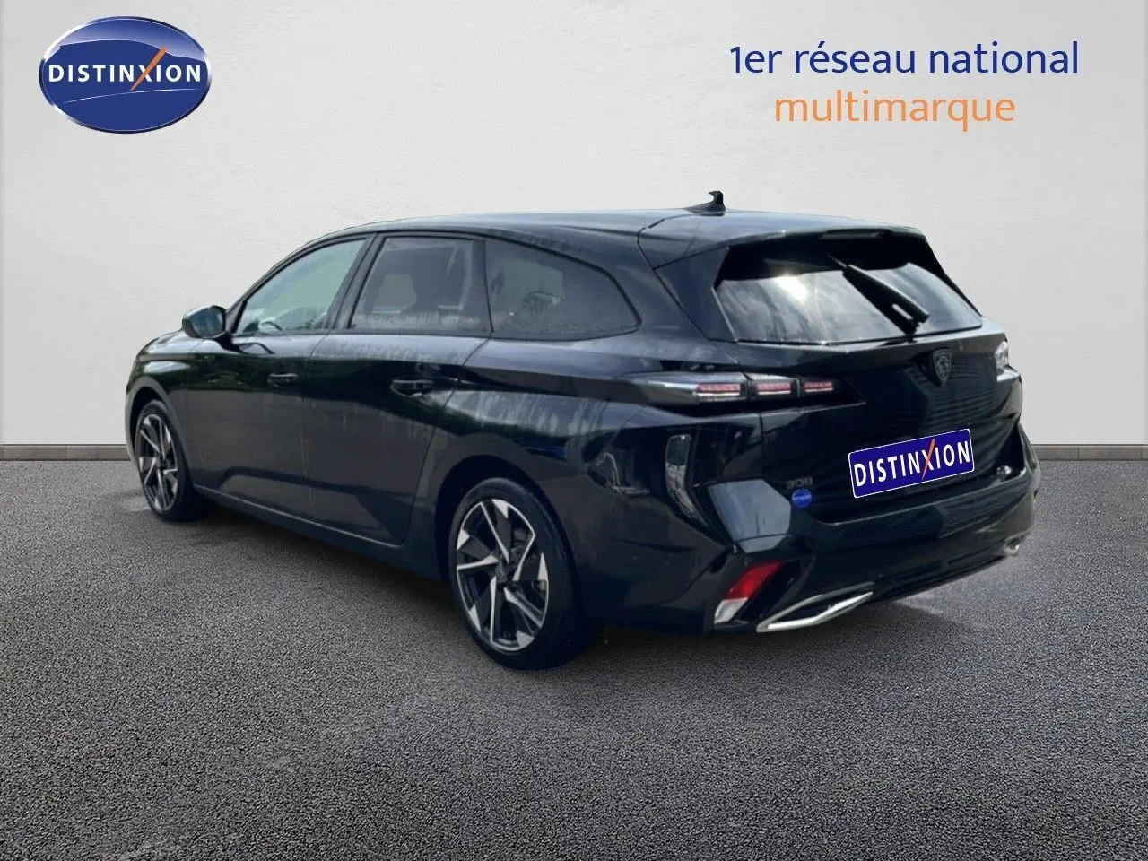Peugeot 308 SW noir métal vue 3/4 arrière droit, avec feux arrière LED et jantes alliage bicolores.