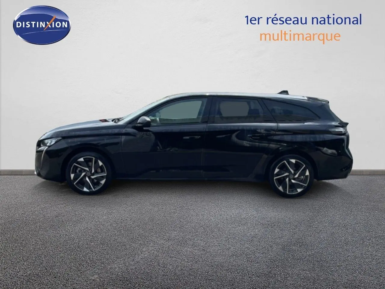 Peugeot 308 SW Hybrid 145ch noir métal vue de profil côté gauche, avec jantes alliage bicolores et toit panoramique.