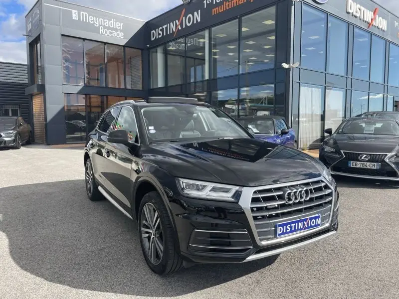 Audi Q5 2.0 TFSI 252 Avus noir métal vue 3/4 avant droit, avec calandre chromée et jantes alliage visibles