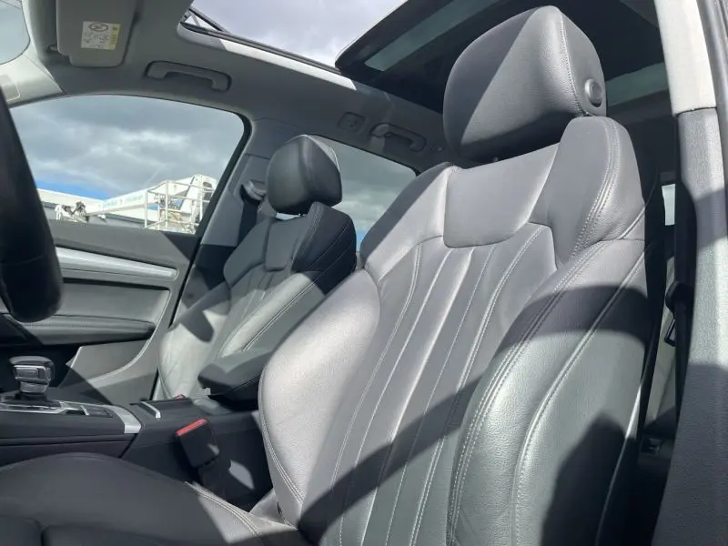 Intérieur de l'Audi Q5 2.0 TFSI 252 AVUS 2017, vue côté conducteur sur sièges cuir noir et toit ouvrant panoramique.