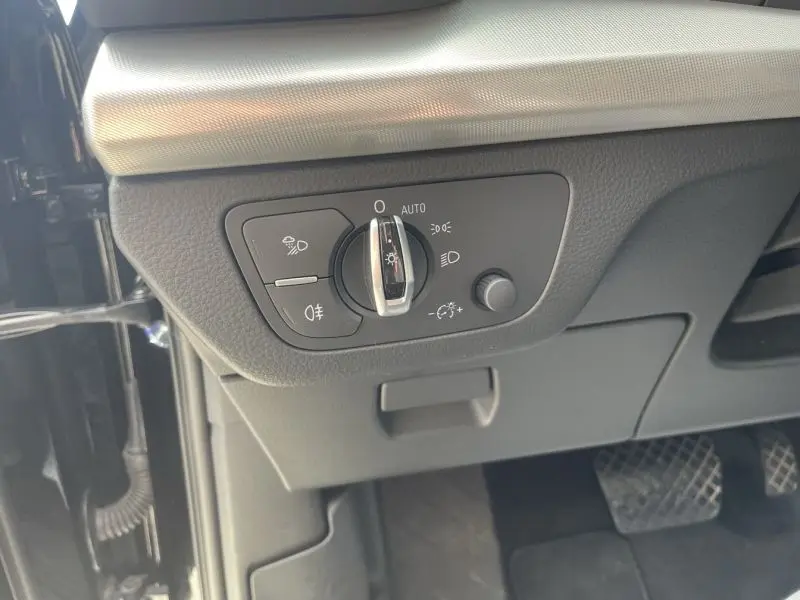 Commande des phares en gros plan à gauche du tableau de bord de l'Audi Q5 noir métal 2017