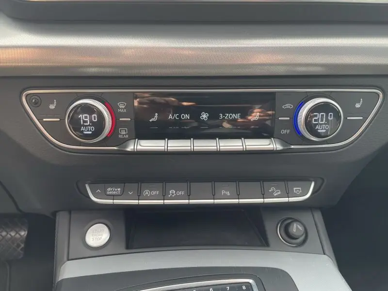 Panneau de commande de climatisation automatique 3 zones de l'Audi Q5 2.0 TFSI 252 AVUS noir métal, vue intérieure centrale.