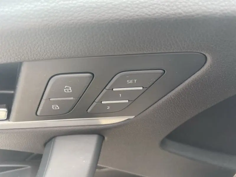 Boutons de réglage mémoire des sièges et verrouillage sur la portière intérieure d'un Audi Q5 noir métal 2017.