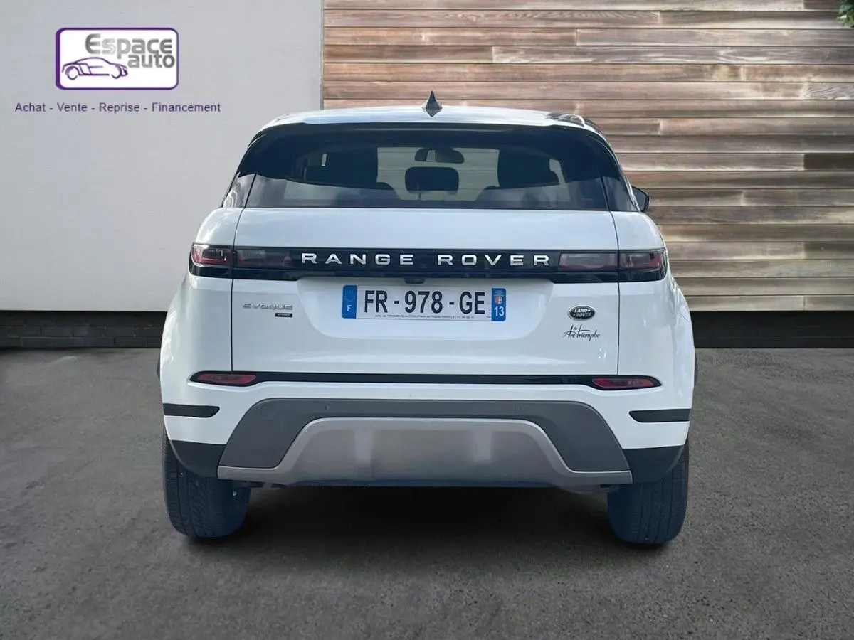 Vue arrière d'un Range Rover Evoque blanc 2020 avec plaques françaises, soulignant son design épuré et moderne.