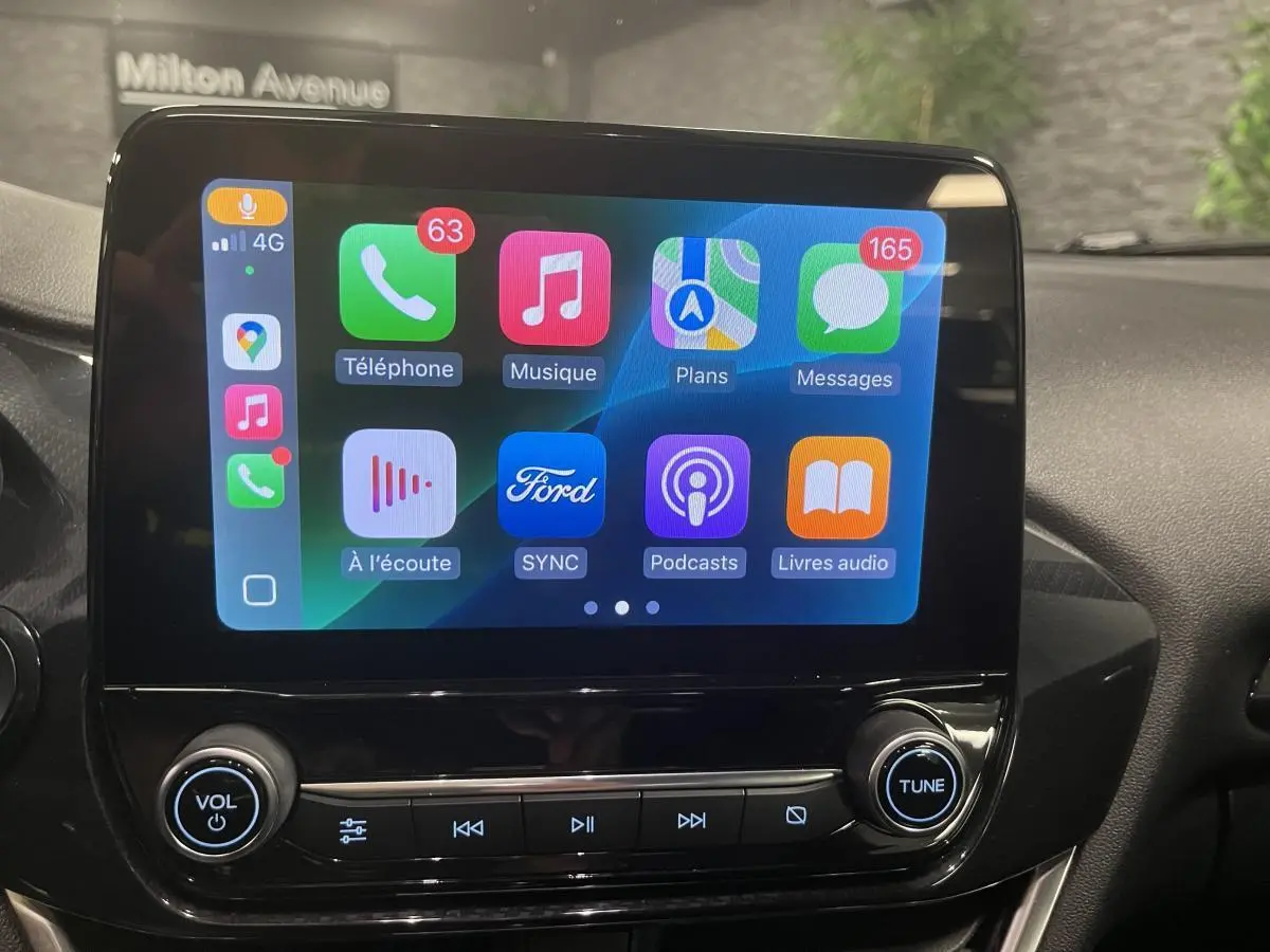 Écran tactile central Ford SYNC 3 avec interface Apple CarPlay dans l'habitacle noir du Ford Puma 2023.