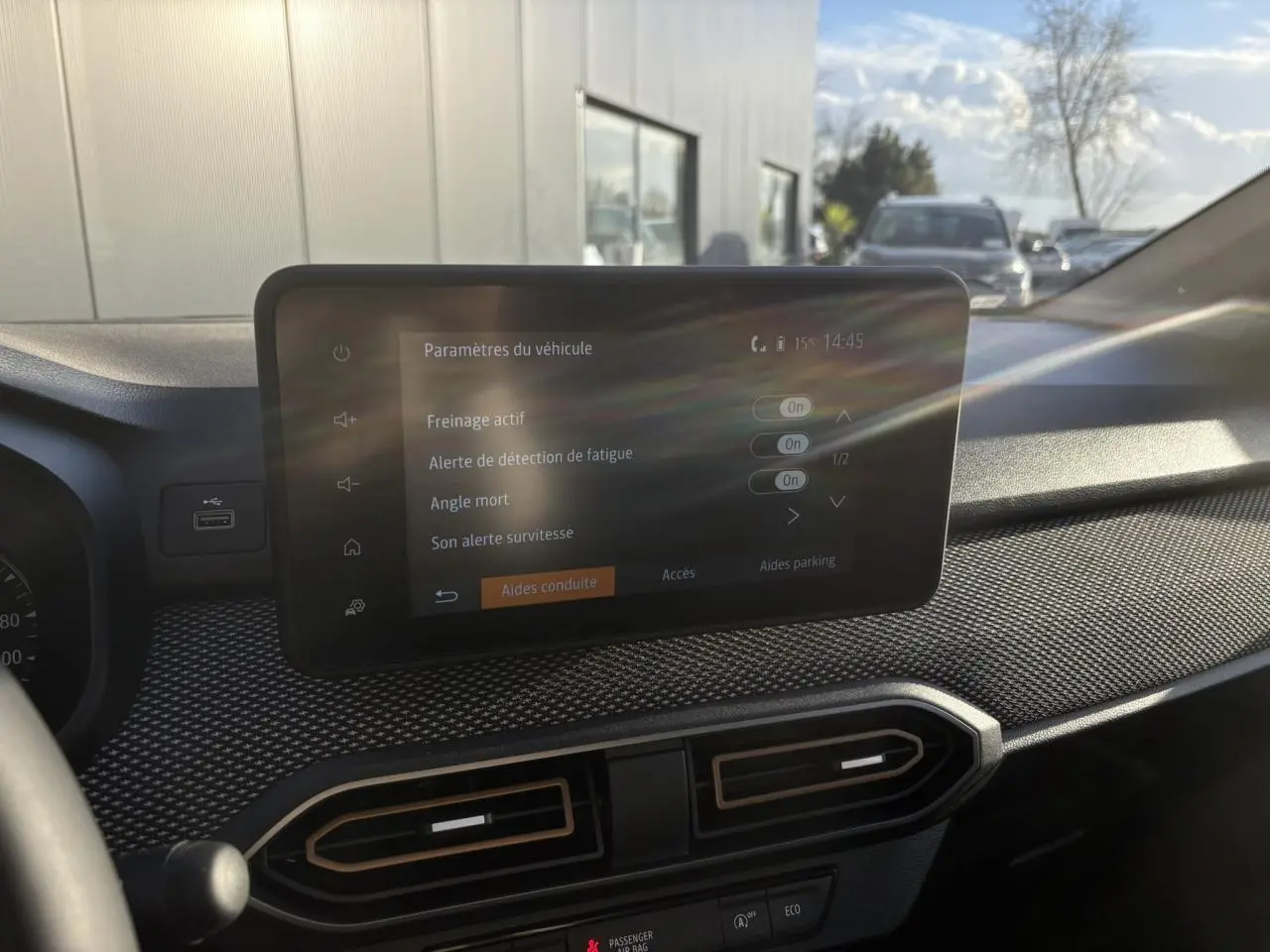 Écran tactile central du tableau de bord d'une Dacia Sandero Stepway 2024, avec menu des aides à la conduite visible.
