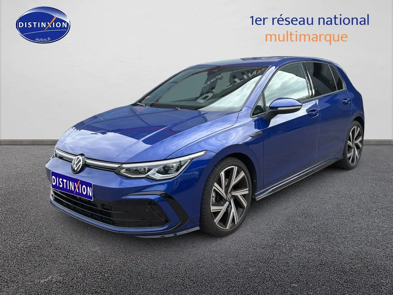 Volkswagen Golf 1.5 TSI R-Line bleu vue 3/4 avant avec jantes alu et phares LED distinctifs.