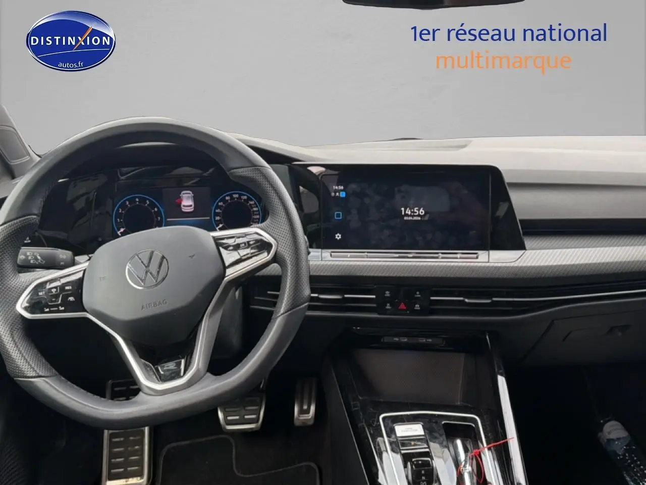 Vue intérieure centrée sur le volant cuir multifonction et l’écran tactile du tableau de bord d’une Volkswagen Golf 2024.