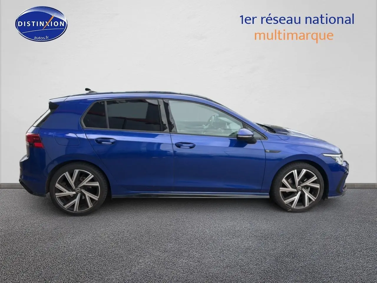 Profil droit d'une Volkswagen Golf 1.5 etsi opf 130 R-Line DSG7 bleu avec jantes alu distinctives.