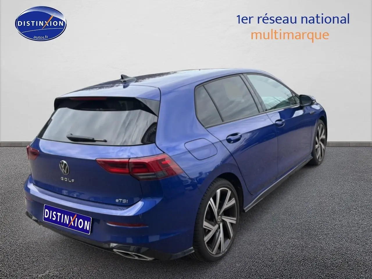 Vue 3/4 arrière droite d'une Volkswagen Golf 1.5 eTSI bleu avec jantes alliage et vitres arrière surteintées.