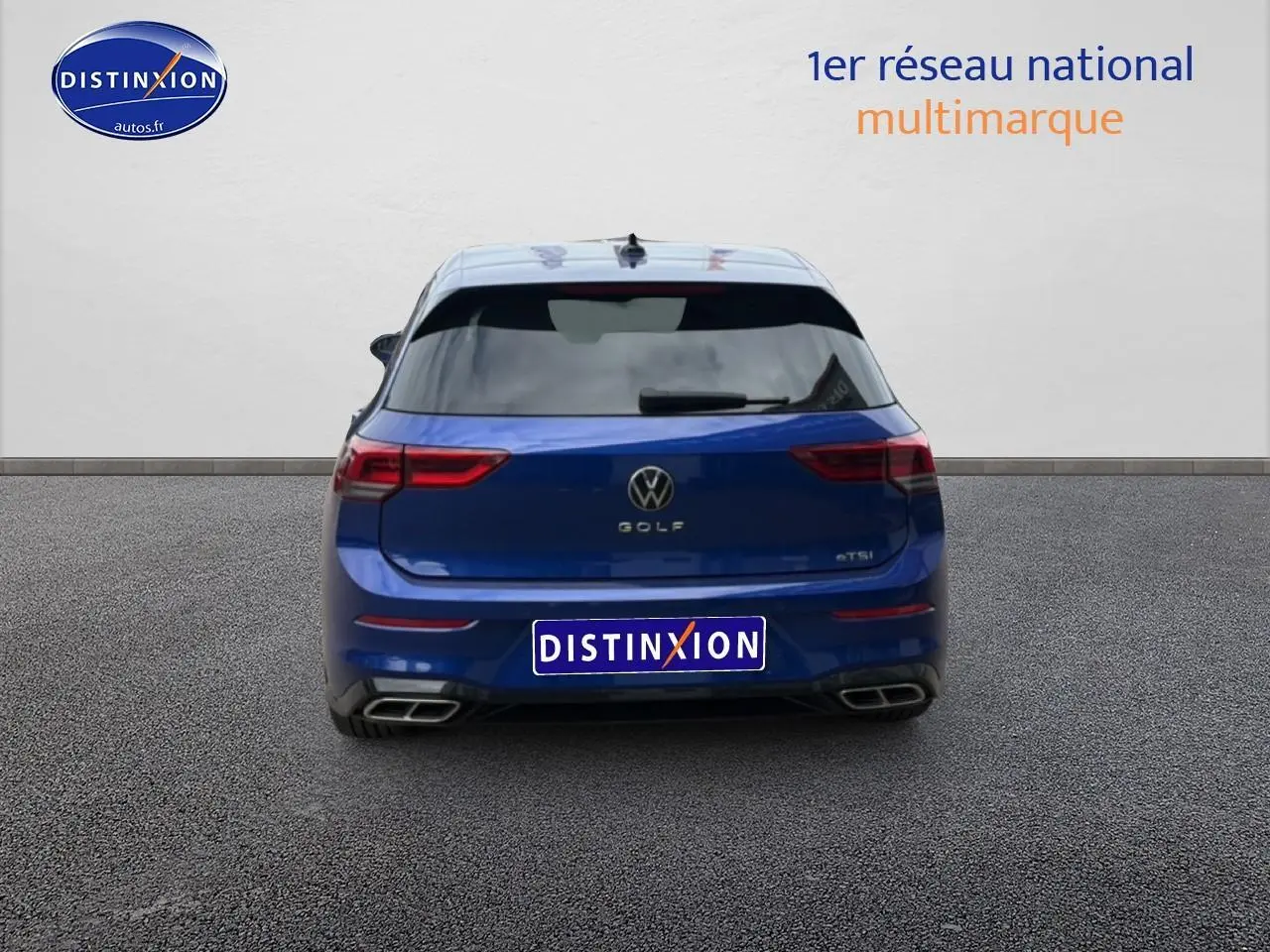 Vue arrière d'une Volkswagen Golf 1.5 TSI bleu 2024 avec feux LED et double sortie d'échappement rectangulaire.