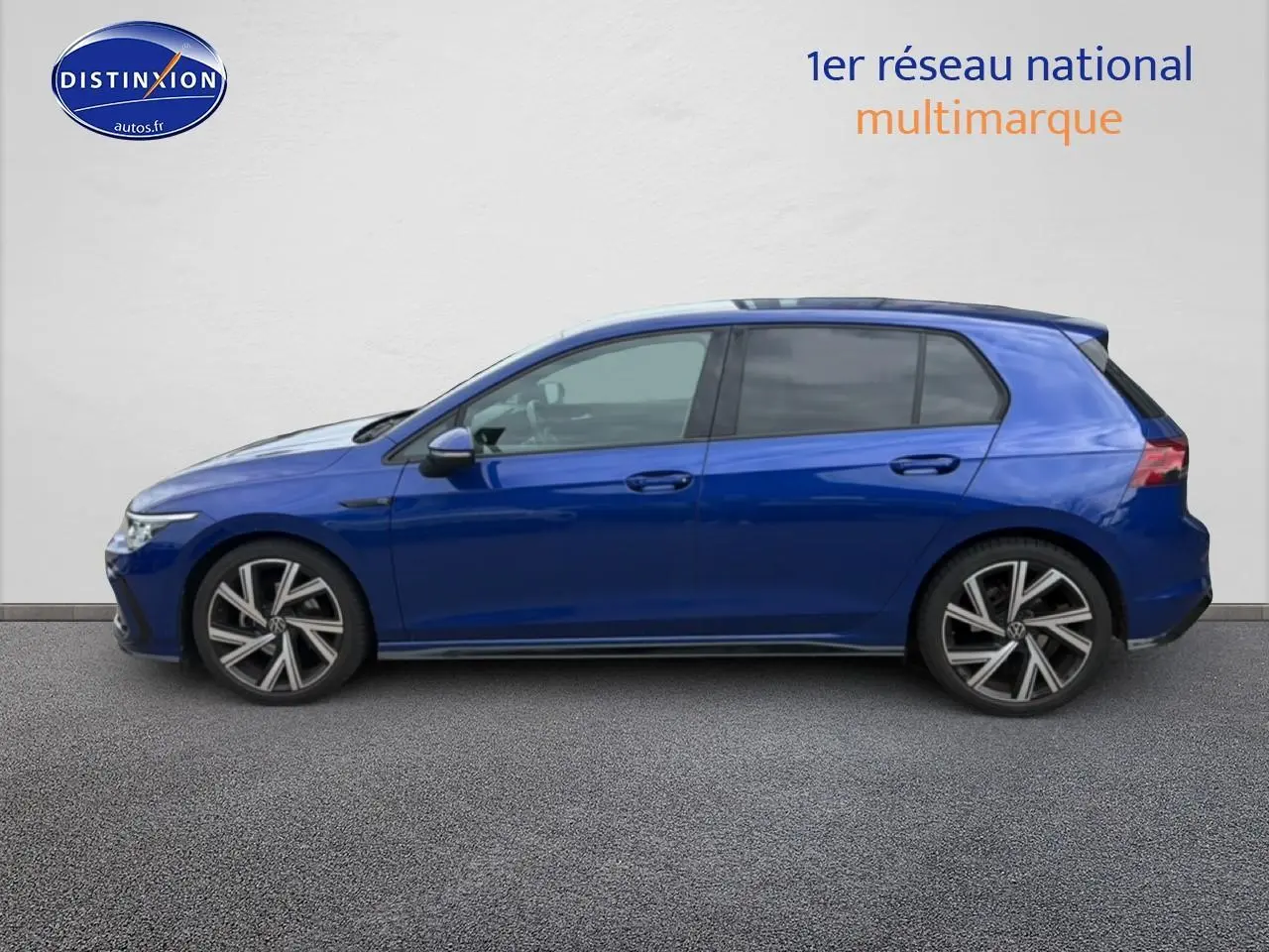 Profil droit d'une Volkswagen Golf 1.5 ETSI OPF 130 R-Line 2024 bleu avec jantes alliage et vitres teintées.